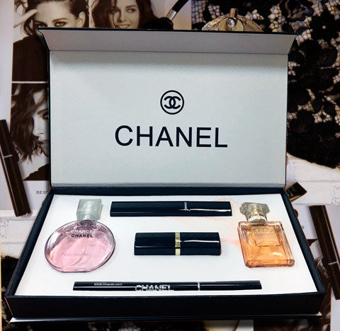 30 разных предметов от Chanel
