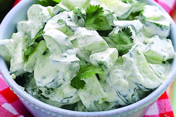 Салат со сметаной и огурцами